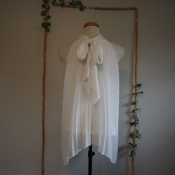 Alice + Olivia Tops - Alice and Olivia Pleated White Sleeveless Blouse Size Medium
